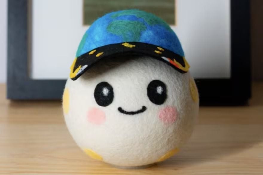 En la misión Artemis II, un pequeño peluche llamado “Rise”, diseñado por un estudiante de segundo grado de California, servirá como indicador de gravedad cero dentro de la cápsula Orión. Este objeto comenzará a flotar cuando la nave deje de acelerar y entre en microgravedad, señalando visualmente a los astronautas el momento en que ya se encuentran en el espacio. Además de su función simbólica, el peluche representa el componente humano de la exploración espacial y lleva en su interior una tarjeta con millones de nombres enviados por personas de todo el mundo. La información completa aquí :