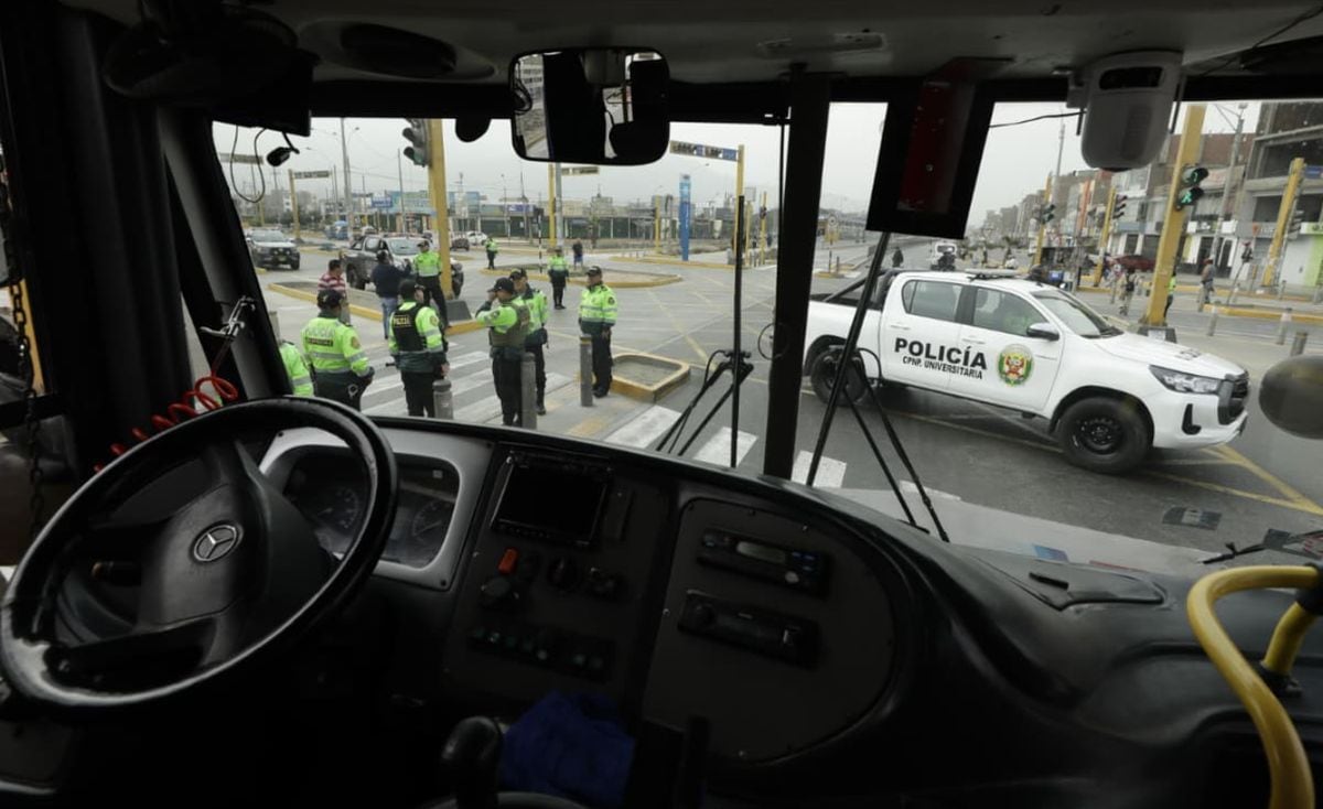 Choferes realizaron un apagado de motores en este nuevo paro. La medida fue adoptada como protesta ante las extorsiones y asesinatos contra trabajadores del sector | Foto: Lenin Tadeo / @photo.gec
