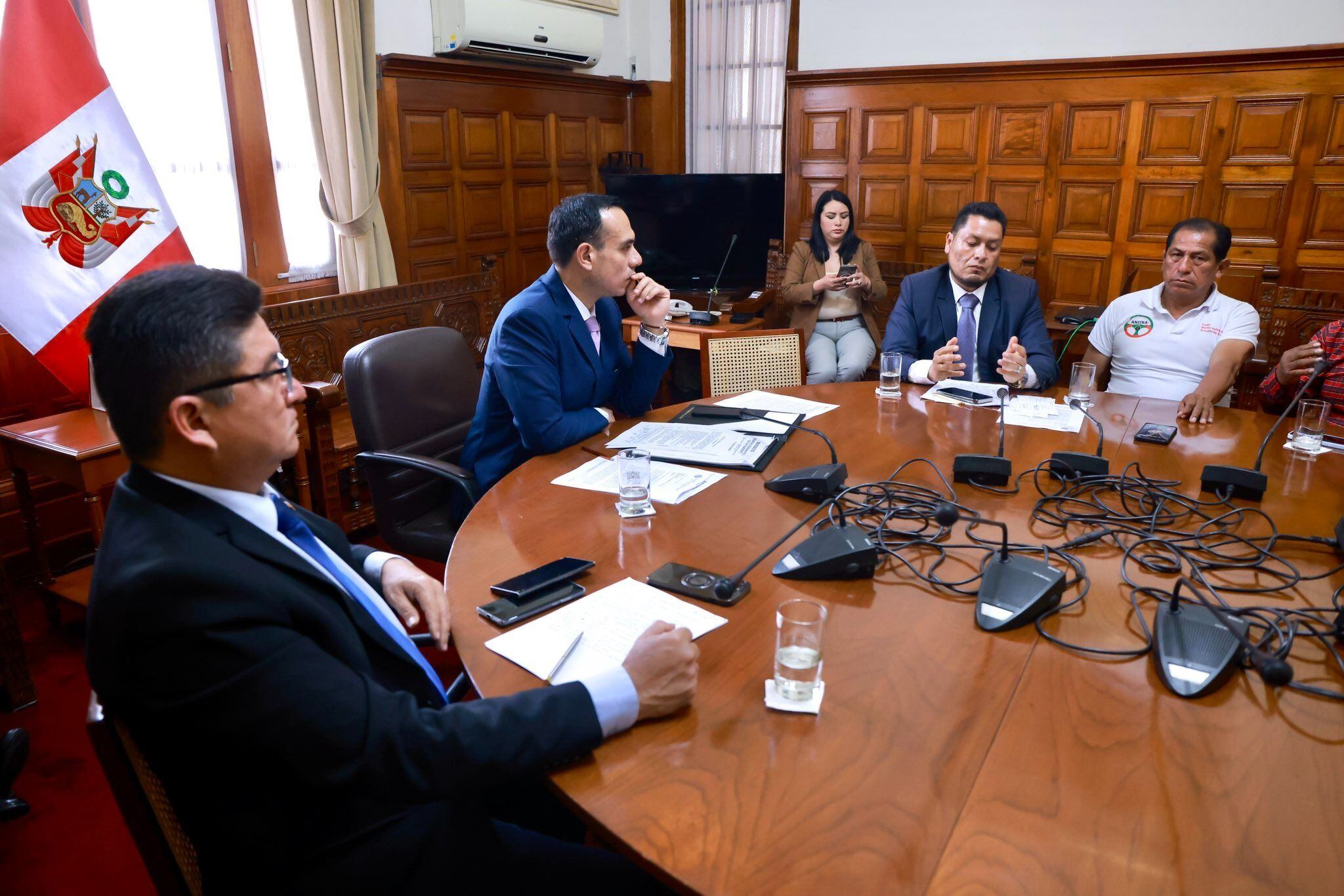 El titular del Congreso, José Jerí, junto a los presidentes de las comisiones de Transportes y Seguridad Ciudadana, sostuvo una reunión con dirigentes de transportistas. El encuentro tuvo como objetivo coordinar acciones conjuntas frente al incremento de la delincuencia. Como resultado, el Parlamento asumió la tarea de impulsar un proyecto de ley que permita crear una unidad especializada contra la extorsión en el transporte público.