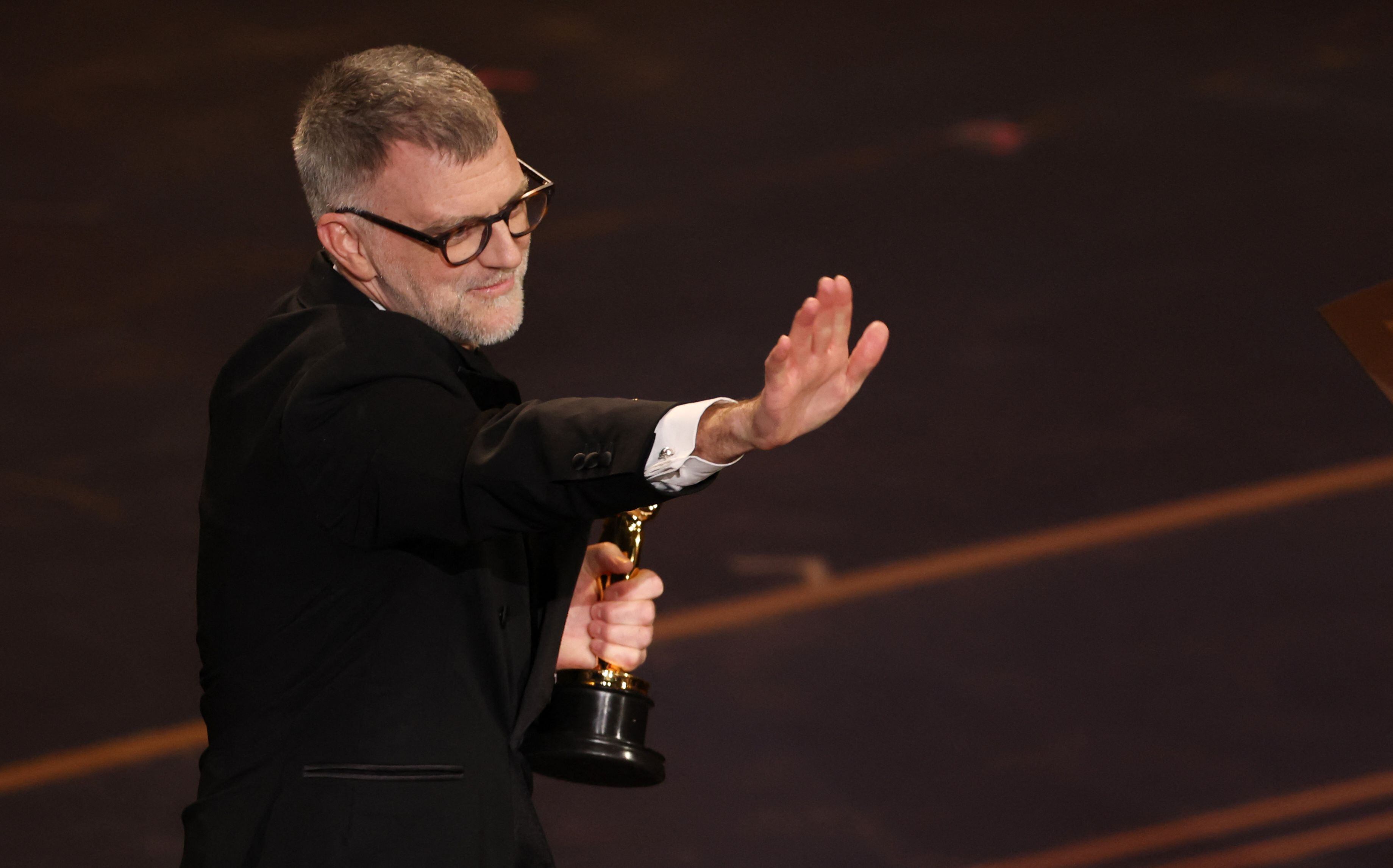 El director y guionista Paul Thomas Anderson se lleva el Óscar a Mejor Guion Adaptado por One Battle After Another en los 98th Academy Awards.(Foto: Patrick T. Fallon / AFP)