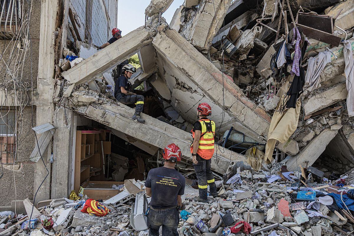 Integrantes del equipo de rescate de Francia realizan labores de búsqueda en un edificio afectado por los terremotos, este lunes en Catia la Mar (Venezuela) | Foto: EFE/ Henry Chirinos