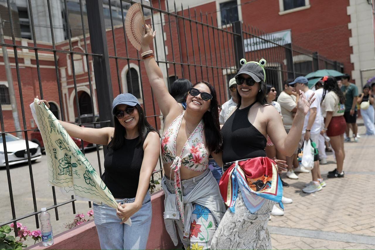 Mucha concurrencia en los alrededores del Estadio Nacional a horas del concierto de Bad Bunny.