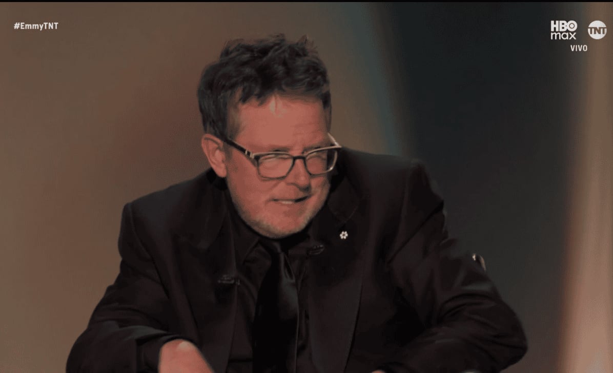 Michael J. Fox recibe el premio Bob Hope a la excelencia humanitaria en los Emmy 2026. El actor, nacido en Canadá y convertido en una de las estrellas más importantes de Hollywood, fue reconocido por su trayectoria filantrópica y su lucha por impulsar la investigación del Parkinson. La fundación que creó para este propósito ha recaudado más de 3.000 millones de dólares para acelerar la búsqueda de tratamientos y una posible cura para la enfermedad.