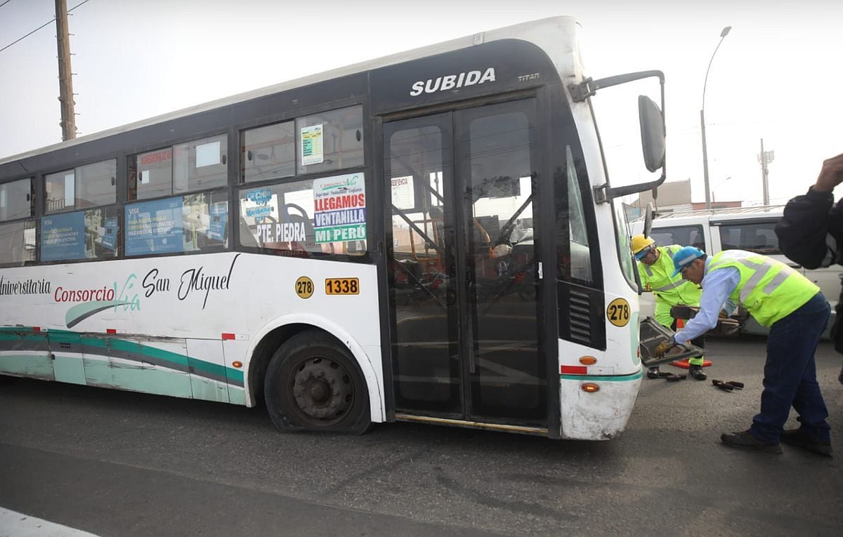 Manifestantes pincharon las llantas de los buses que circularon esta mañana por la Panamericana Norte | Foto: Diana Marcelo/ @photo.gec