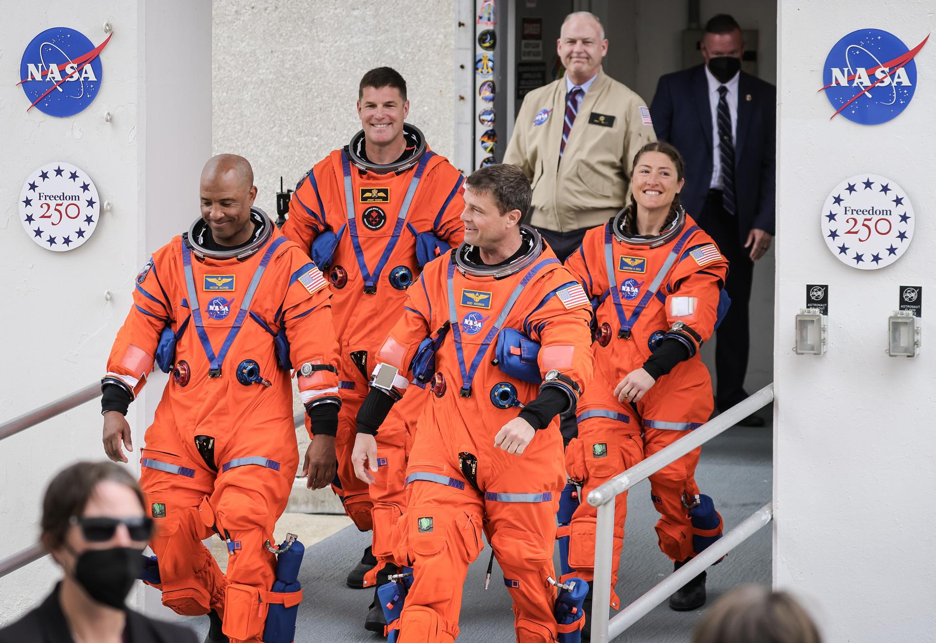 Los cuatro astronautas de Artemis II llegaron a la plataforma de lanzamiento del cohete, cuatro horas antes del estimado despegue tras realizar la caminata en el Centro Espacial Kennedy, en Cabo Cañaveral, que cada astronauta de la NASA ha hecho desde la misión de Apolo 7 en 1968, informó la agencia espacial estadounidense.