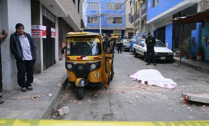 Una persona murió durante el sismo de magnitud 6.1 ocurrido a las 11:35 a.m. de este domingo 15 de junio. El lamentable hecho sucedió en el distrito de Independencia, en la zona conocida como El Ermitaño | Foto: Allen Gino Quintana / @photo.gec