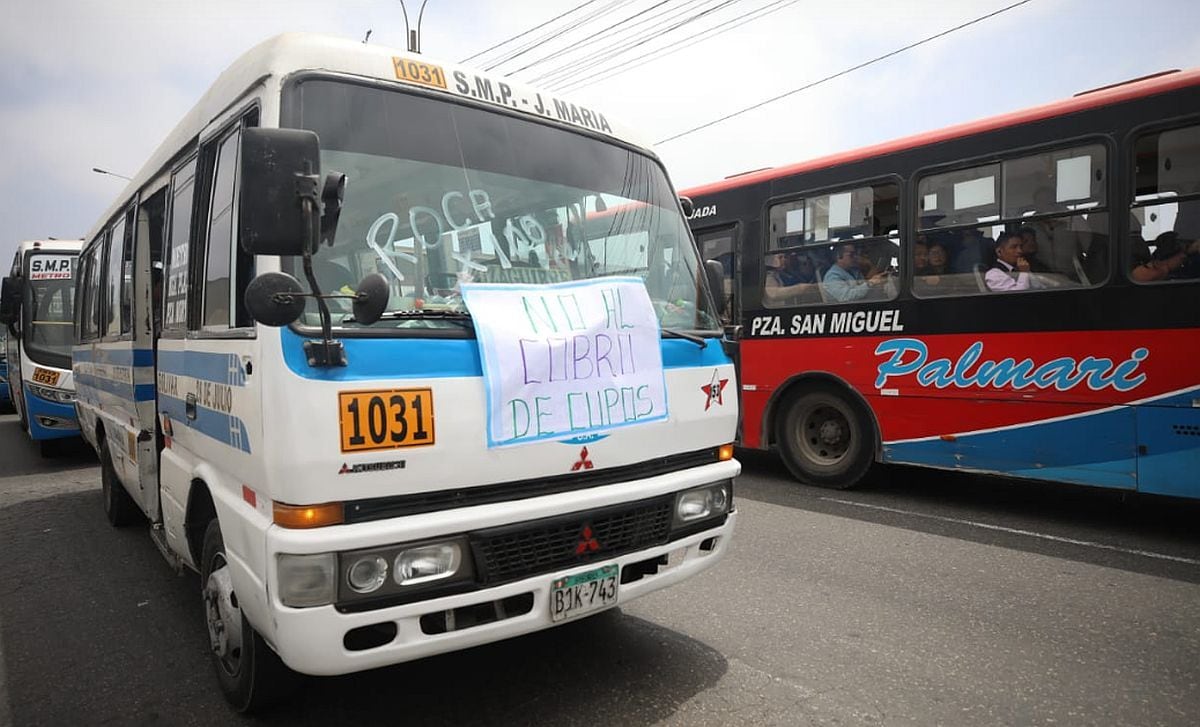 Agentes policiales detienen una marcha de buses de la empresa Translima, en la avenida Universitaria, durante el paro de transportistas de hoy, jueves 2 de octubre | Foto: Diana Marcelo/ @photo.gec