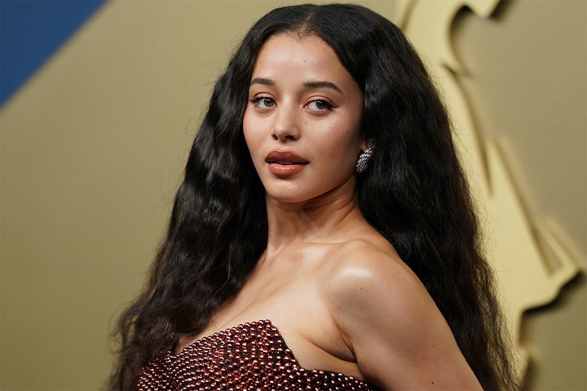 Los artistas nominados a los Premios Emmys 2026 llegan a la gala a pocos minutos del inicio de la ceremonia. Chase Infinity camina por la alfombra azul. La actriz participa en la categoría Mejor actriz de una serie dramática por su trabajo en The Testaments.
