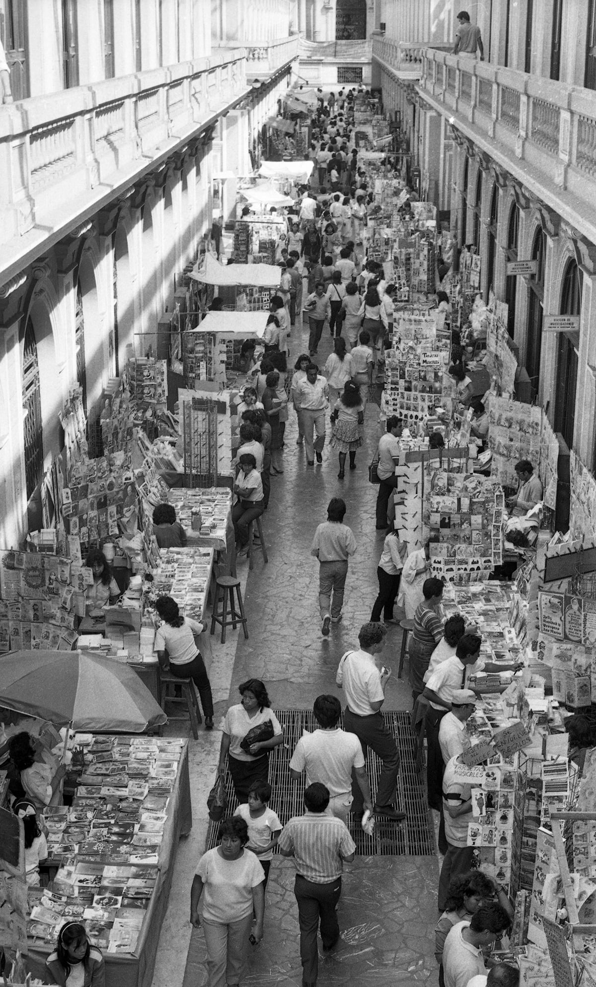 Lima, 11 de diciembre de 1989. Una gran cantidad de personas acuden al Correo Central de Lima, al costado de Palacio de Gobierno, para comprar y enviar postales o tarjetas de Navidad. (Foto: Juvenal Alvarado / GEC Archivo Histórico)