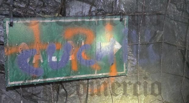 Dentro de un socavón de Pataz hay un cartel con la marca de ‘Cuchillo’, el presunto autor del asesinato de 13 trabajadores de la empresa R&R que ahora está detenido en Colombia.