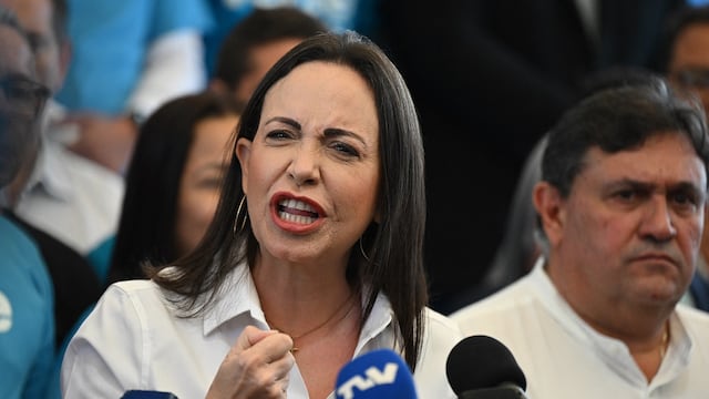 La líder de la oposición venezolana María Corina Machado habla durante una conferencia de prensa en la sede de su partido en Caracas el 6 de diciembre del 2023. (Foto: AFP)