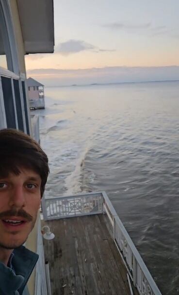 Lo que alguna vez fue una casa con una vista impresionante frente al mar, hoy luce totalmente destruido y abandonado. (Foto: @singinmitch)