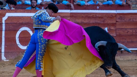El torero peruano Roca Rey durante su faena en la plaza de toros de Huelva, donde se celebra la feria taurina de Colombinas, el 3 de agosto de 2023, en Huelva, España. (Foto de Julián Pérez / EFE)