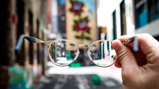 Aprende cómo limpiar tus lentes con lavavajillas líquido empleando este sencillo truco