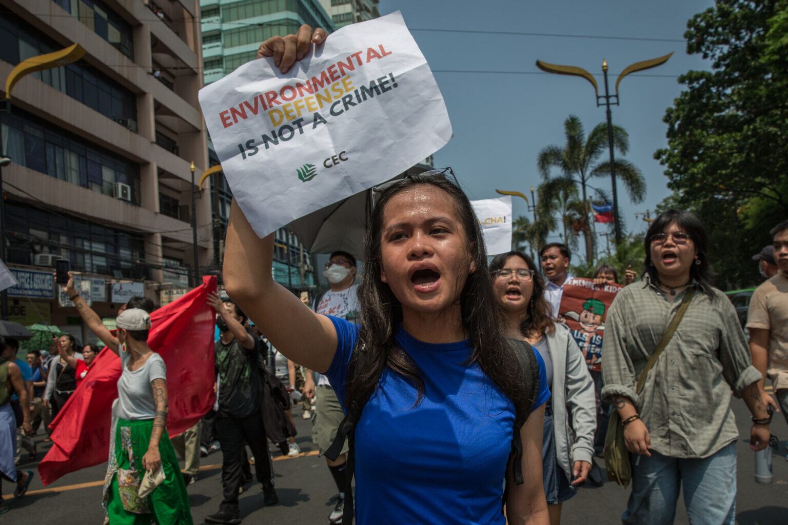 Jonila Castro, activista ambiental de Filipinas, participa en la protesta del Día de la Independencia en Manila, Filipinas, el 12 de junio de 2024. Foto: Raffy Lerma / Global Witness.