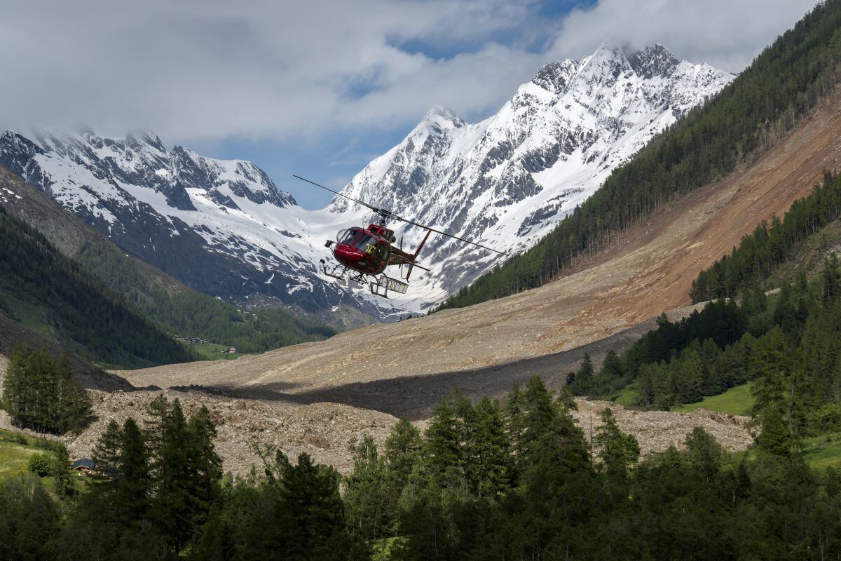 Un helicóptero Eurocopter AS350 Ecureuil aterriza al día siguiente del colapso del enorme glaciar Birch, que provocó un deslizamiento de tierra masivo que destruyó la pequeña aldea evacuada de Blatten, en los Alpes suizos, el 29 de mayo de 2025 (Foto: Fabrice Coffrini / AFP)