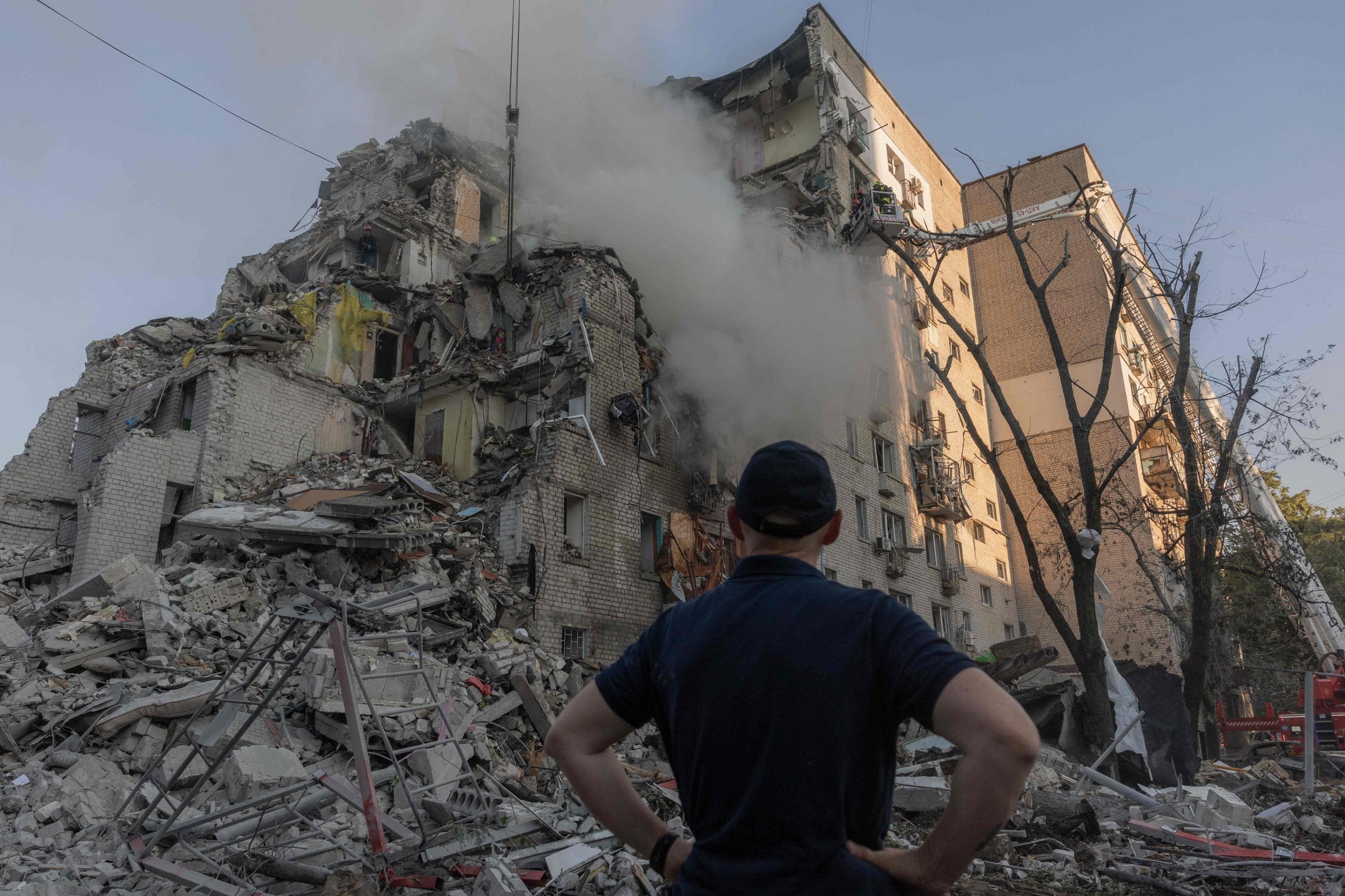 Un hombre observa un edificio residencial dañado tras un ataque aéreo ruso contra la capital ucraniana, Kiev, el 2 de julio de 2026. (Roman PILIPEY / AFP).