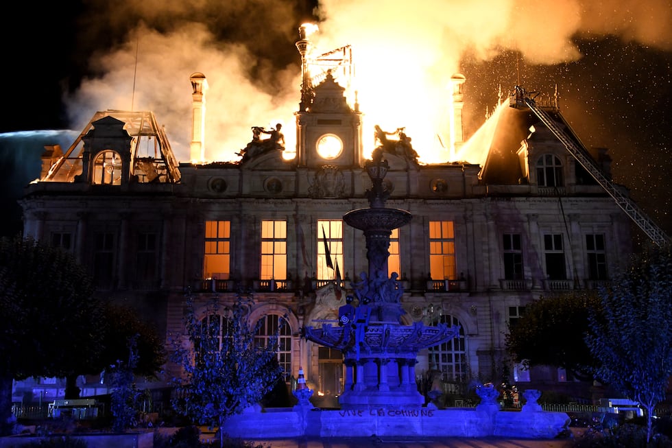 Un incendio destruye el ayuntamiento de Limoges después de que un grupo de personas irrumpiera en el edificio durante las protestas contra el "alto costo de la vida" en Francia, el 17 de octubre de 2026. (Foto de PASCAL LACHENAUD / AFP).