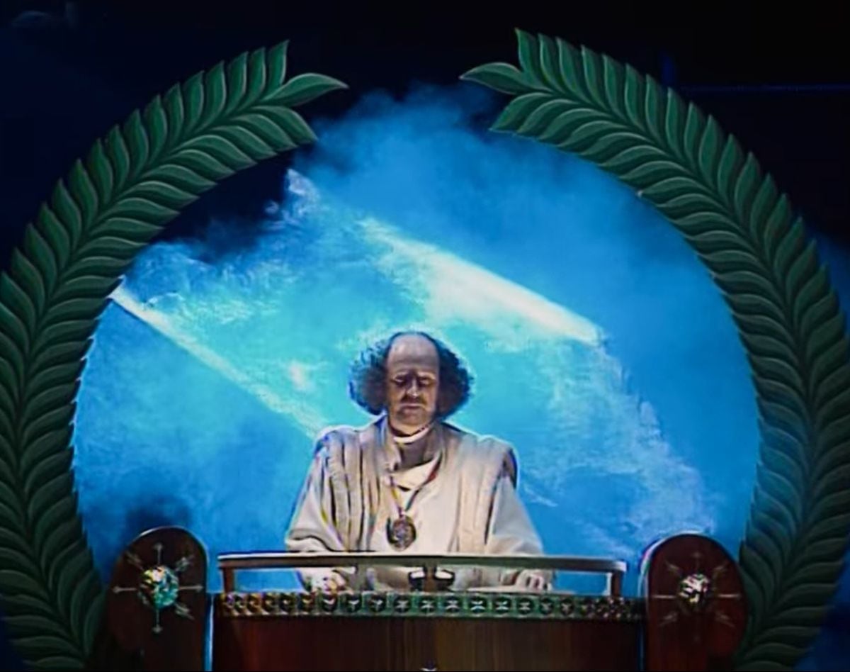 Raël dirigiéndose a sus seguidores para darles a conocer la verdad de su origen (Foto: Netflix)