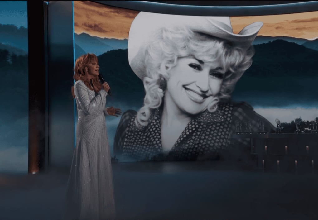 Reba McEntire interpretó “Appalachian Memories”, una canción significativa para la misma Dolly Parton , su intérprete, durante los Emmy 2026. La música surgió como homenaje a la legendaria artista, quien falleció el 25 de agosto a los 80 años. Al finalizar la presentación, McEntire le dedicó unas últimas palabras: “Te amo por siempre, Dolly” .