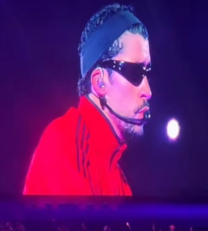 Bad Bunny enciende la noche limeña cantando ' Me porto bonito '. Toda la gente corea la canción en el Estadio Nacional | Captura de TikTok