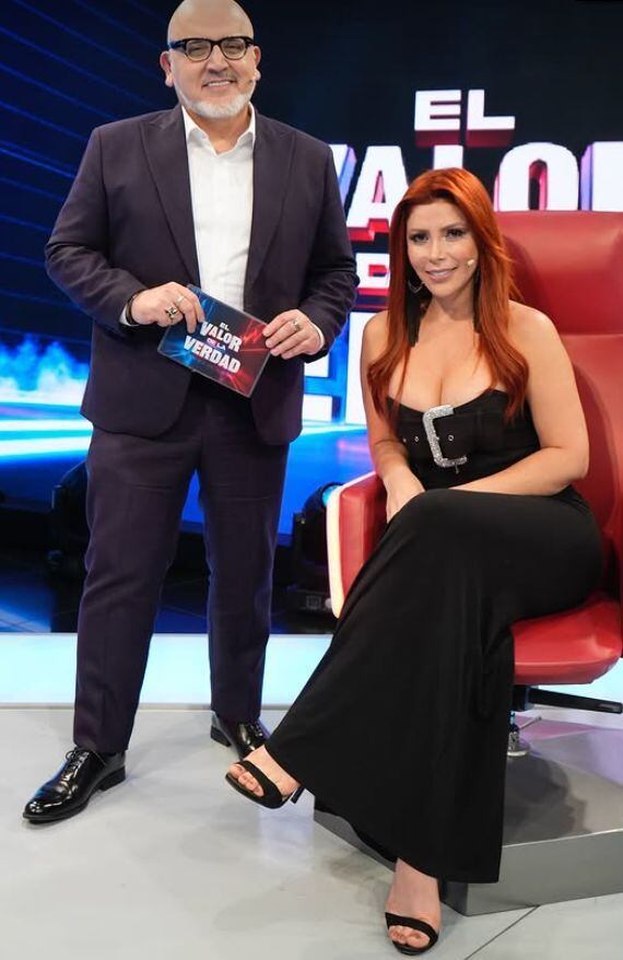 Milena Zárate y Beto Ortiz posan durante la grabación del nuevo episodio de 'El valor de la verdad' | Foto: Instagram