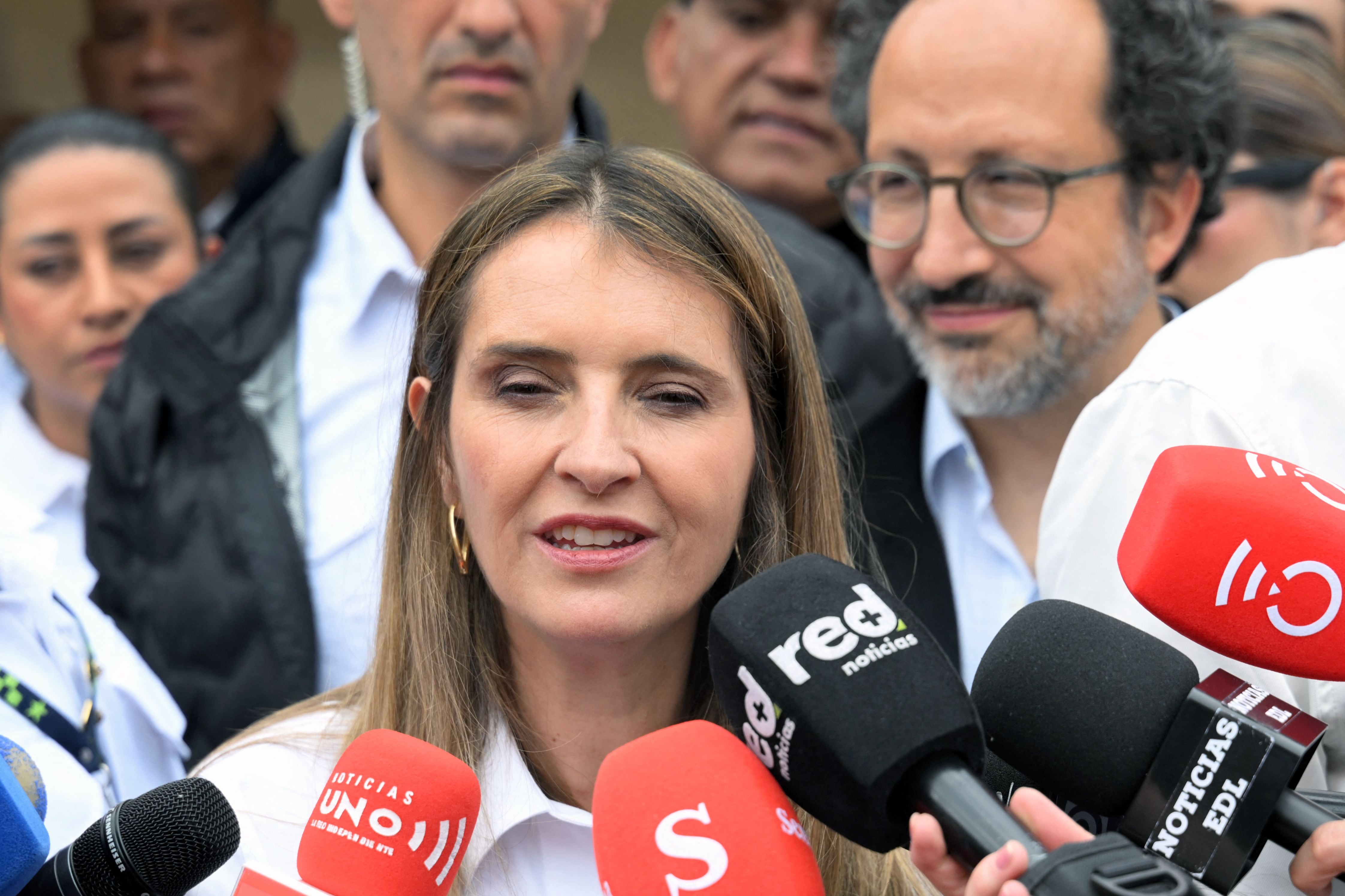 La candidata presidencial Paloma Valencia votó en el norte de Bogotá con la aspiración de avanzar a la segunda vuelta de las elecciones y convertirse en la primera mujer en llegar a la Presidencia de Colombia. Fue la última de los tres principales candidatos en acudir a las urnas.
