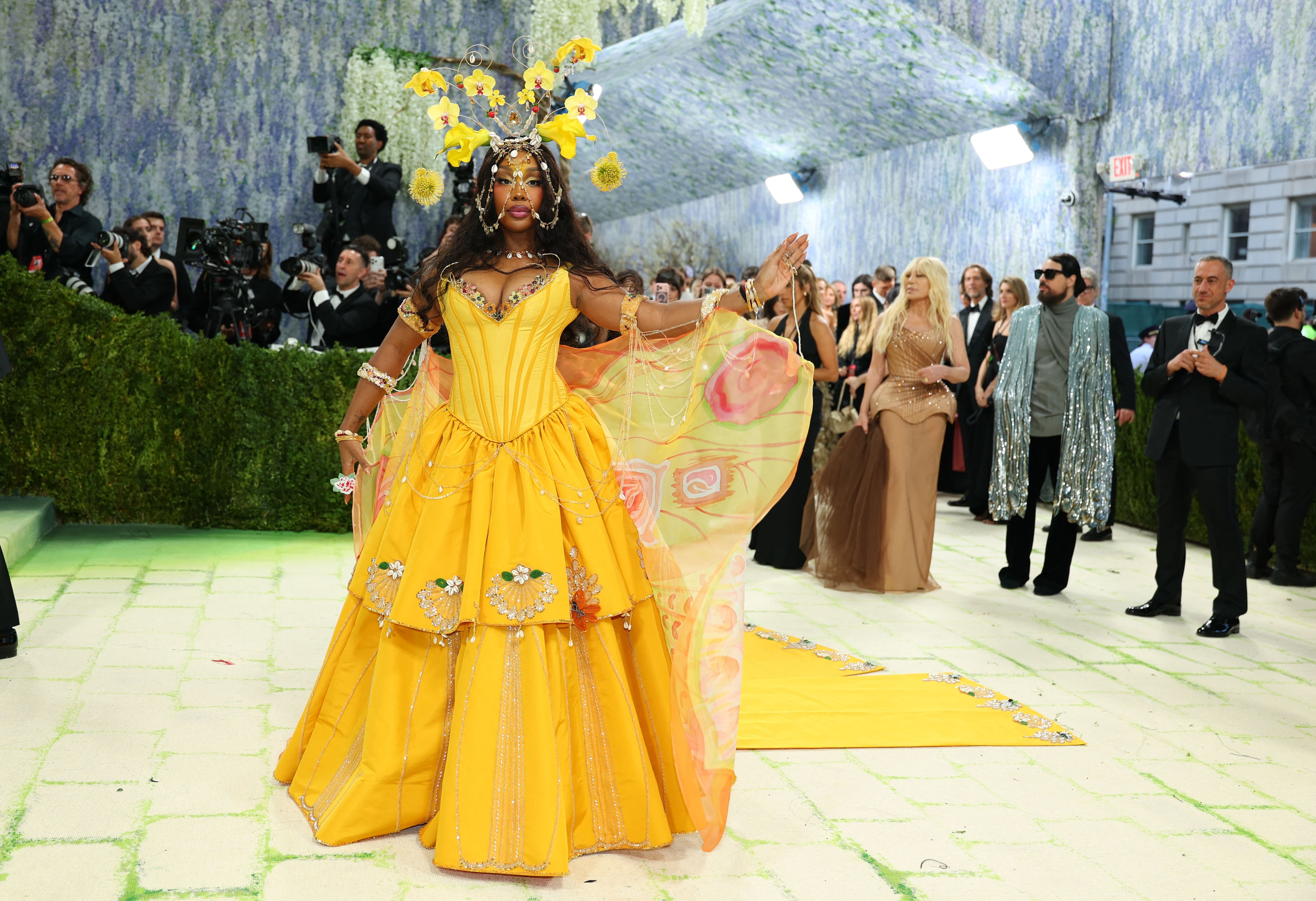 Hace su llegada la cantante estadounidense SZA a la alfombra roja de la Met Gala 2026, en una edición dedicada a “Costume Art” en Nueva York.