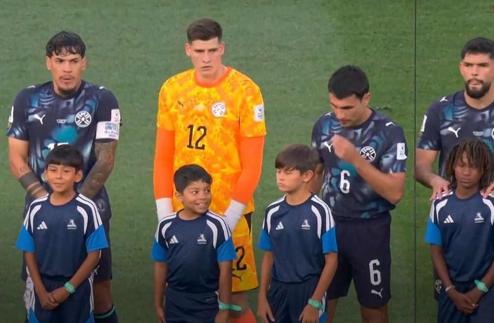 Los jugadores paraguayos en el campo de juego. Se viene la ceremonia de himnos nacionales. En primer turno, suena el Himno Nacional de Paraguay.