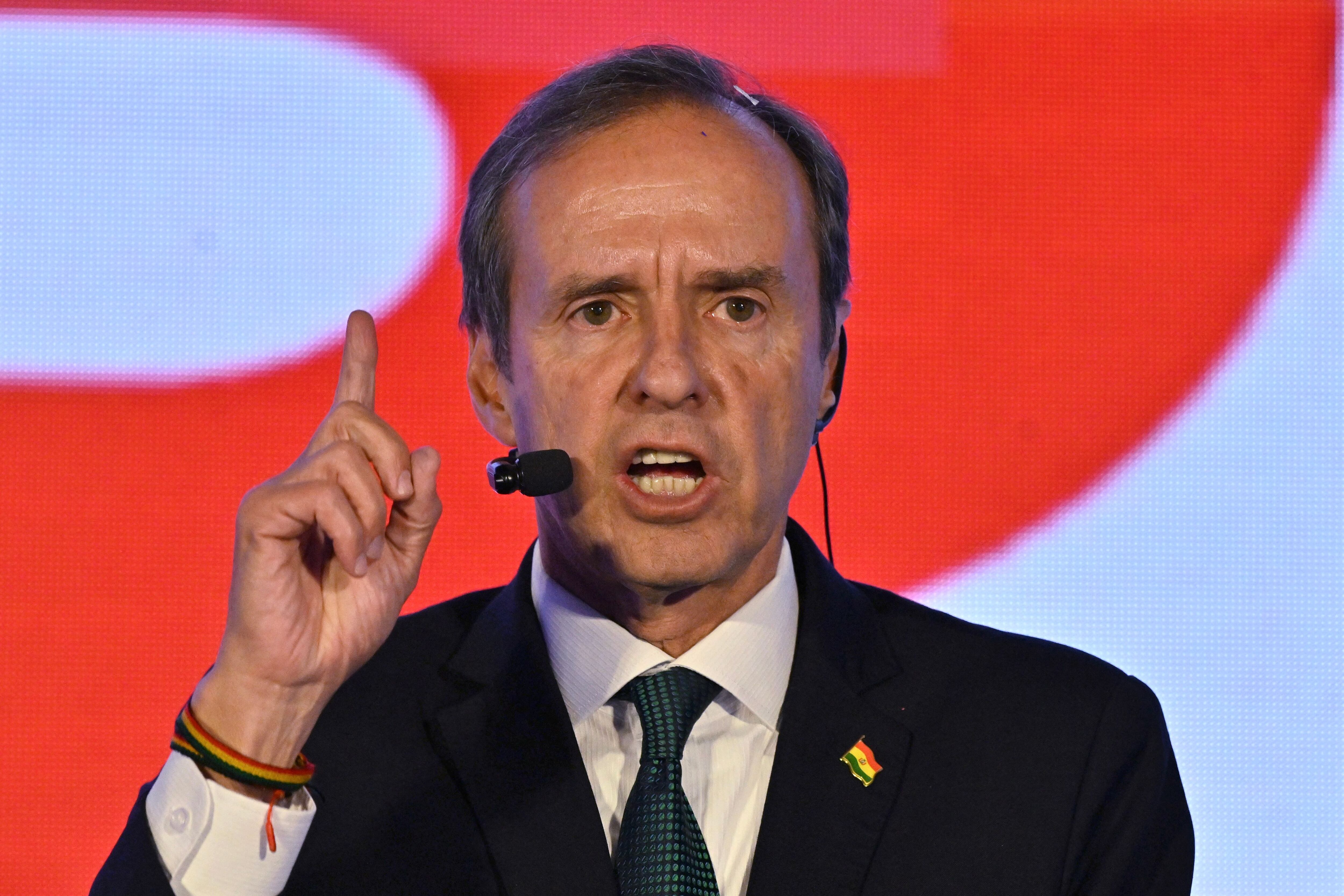 Jorge 'Tuto' Quiroga aseguró este domingo que una larga noche de dos décadas terminó tras conocerse los resultados preliminares de las elecciones generales en Bolivia , en los que el oficialista Movimiento al Socialismo (MAS) quedaría fuera de la segunda vuelta, en la que el político derechista disputará la Presidencia con el senador opositor Rodrigo Paz.