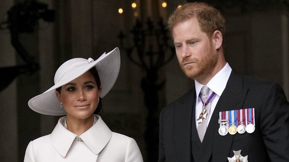Los duques de Sussex abandonaron sus funciones como miembros sénior de la Familia Real británica en 2020 (Foto: AP)