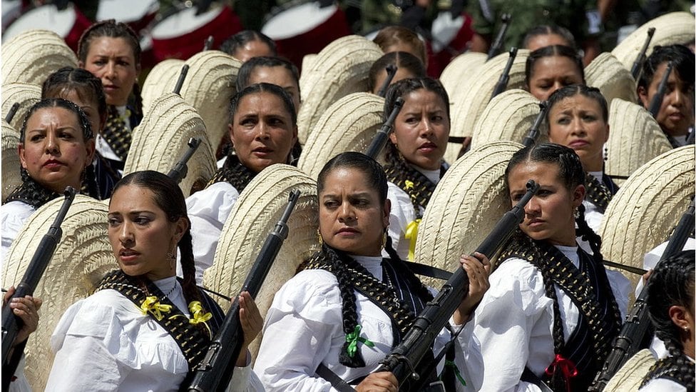 Las "adelitas" siguen desfilado en cada aniversario de la revolución mexicana.