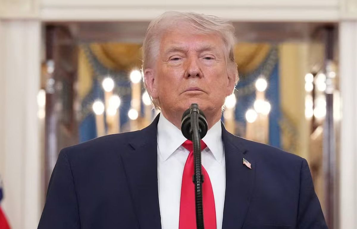 El presidente de Estados Unidos, Donald Trump, dijo este miércoles que los ataques de Israel contra Hezbolá en el Líbano son una “escaramuza” separada de la guerra librada junto al Estado judío contra Irán, por lo que no forman parte del alto el fuego temporal alcanzado la pasada noche con Teherán | Foto: Alex Brandon / POOL / AFP