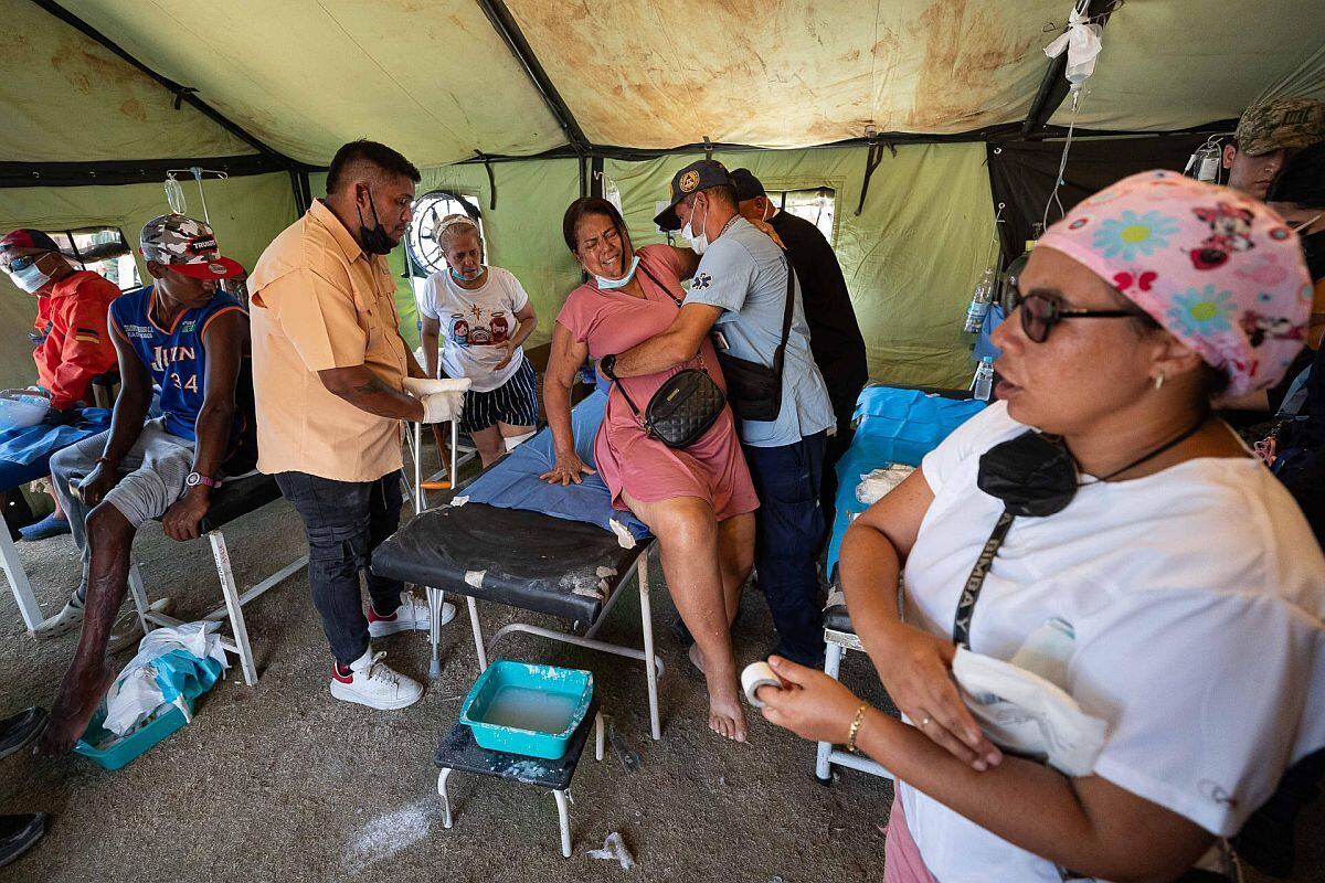Médicos atienden a una mujer este miércoles, en La Guaira (Venezuela) | Foto: EFE/ Ronald Peña R