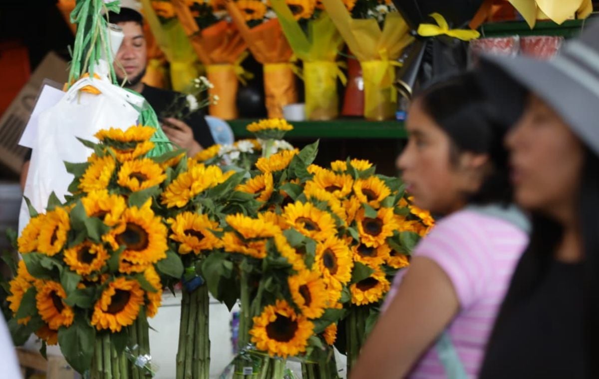 Con motivo del Año Nuevo, salen como pan caliente las flores amarillas en el mercado de flores de Piedra Liza | Foto: Violeta Ayasta / @photo.gec