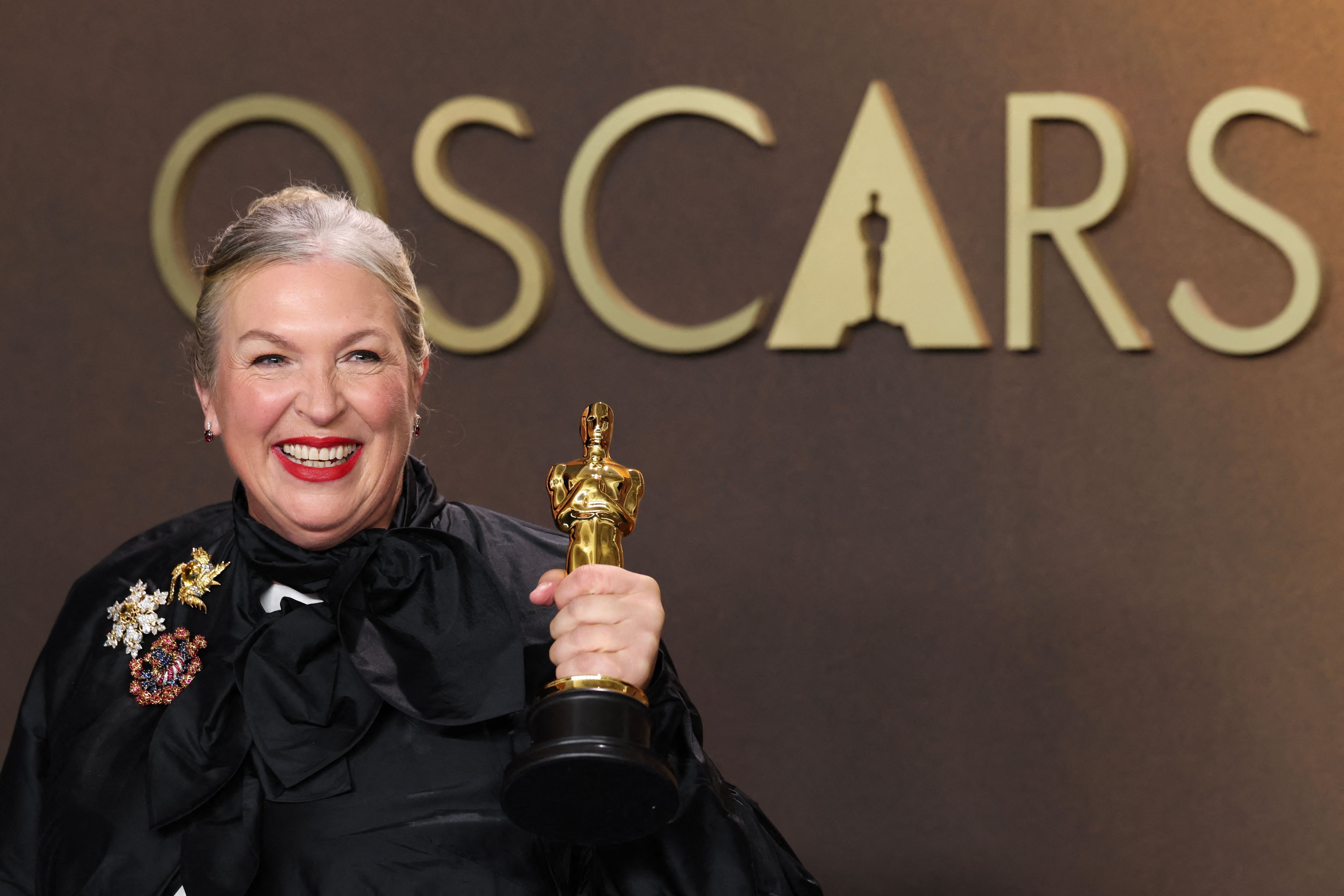 Kate Hawley ganó el premio al Mejor Diseño de Vestuario por Frankestein #Oscars