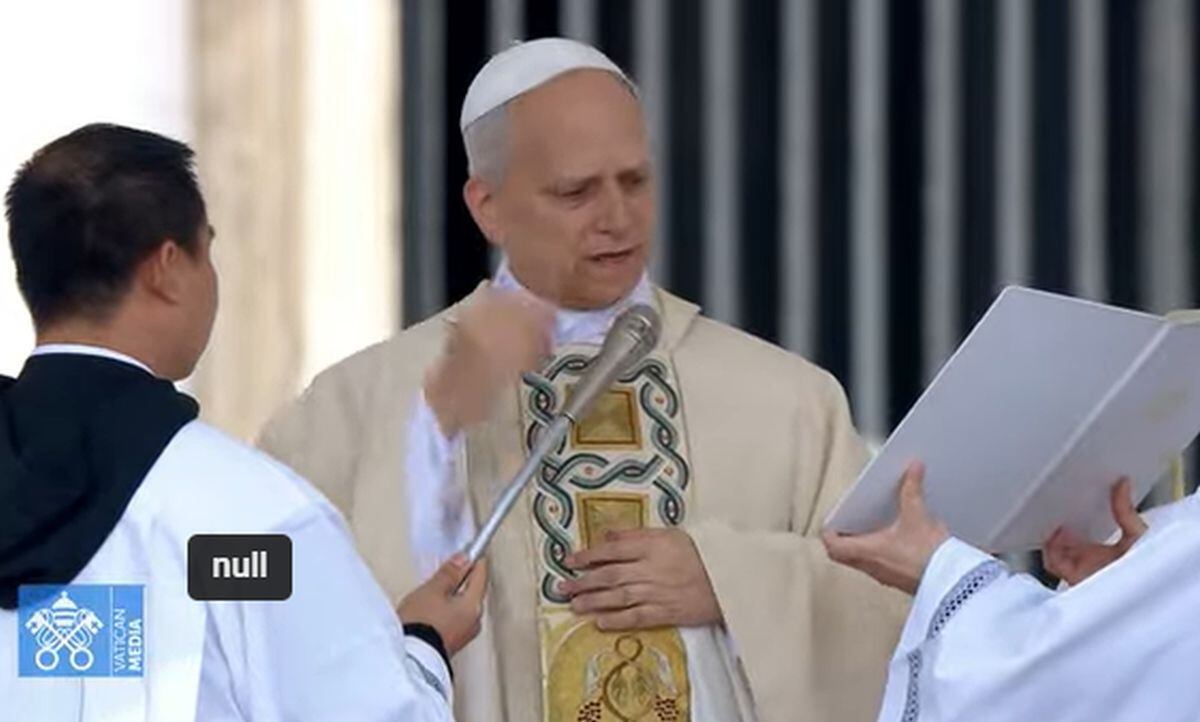 El papa León XIV da inicio a la misa