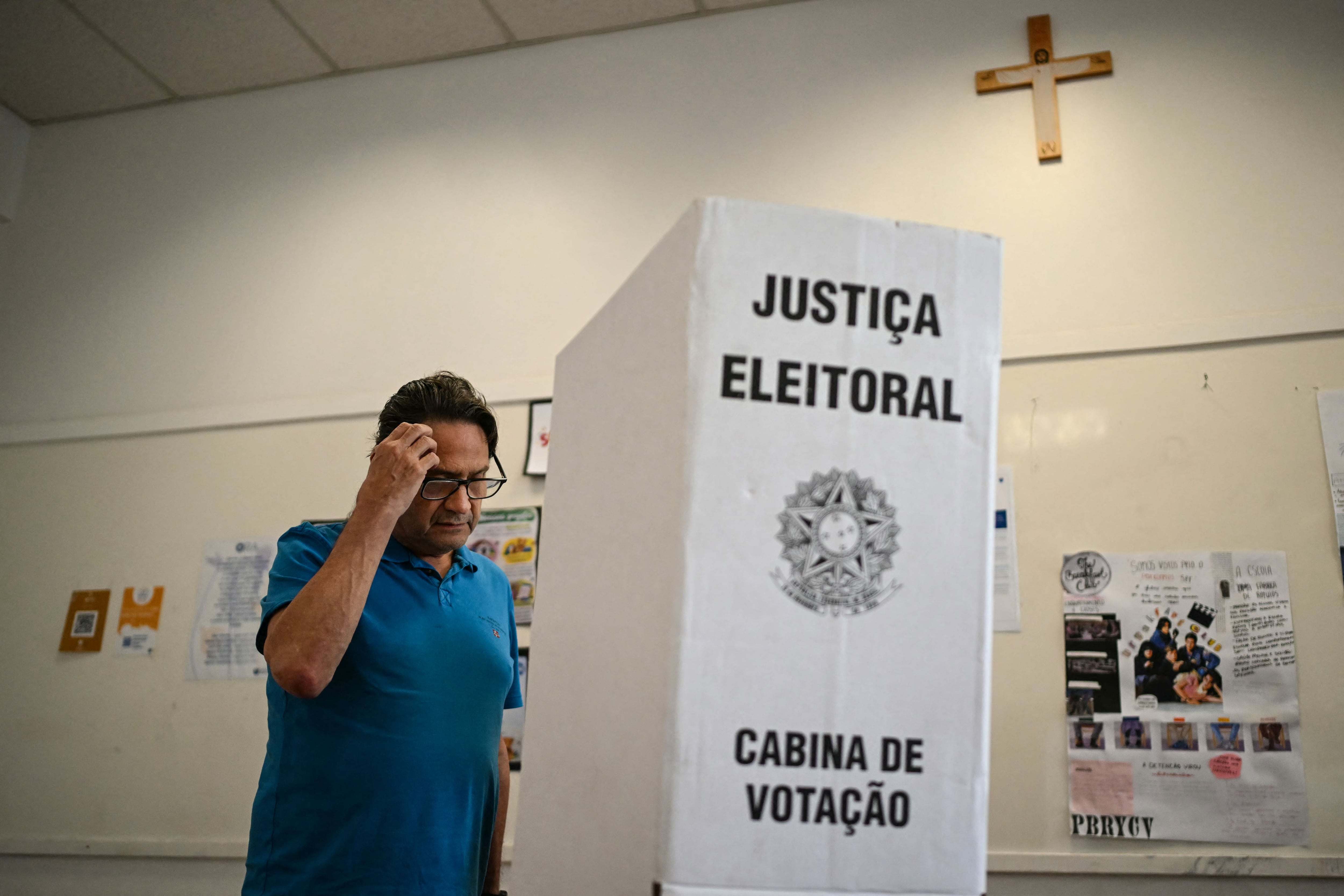 Un balance preliminar del Tribunal Superior Electoral de Brasil divulgó que las votaciones se desarrollan sin contratiempos en todo el país, aunque todavía no ha informado de datos parciales de participación. El órgano electoral detalló que solo 421 urnas electrónicas tuvieron que ser sustituidas debido a fallos técnicos, lo que representa cerca del 0,07 % del total disponible en el país.