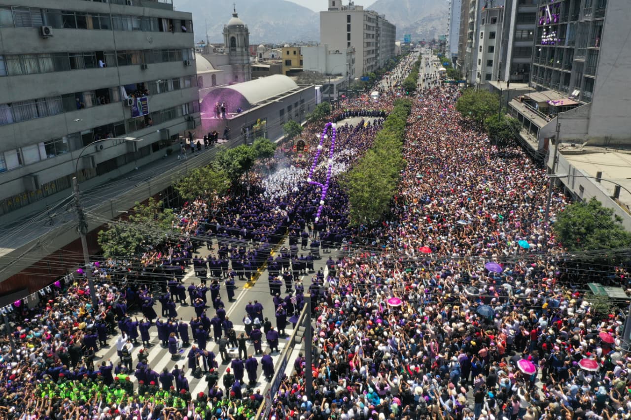 En su primer recorrido del 2025, la imagen del Señor de los Milagros recibió una multitudinaria bienvenida y acompañamiento en la procesión que recorrerá los jirones y avenida aledañas a la iglesia Las Nazarenas. | Foto: Julio Reaño / @photo.gec