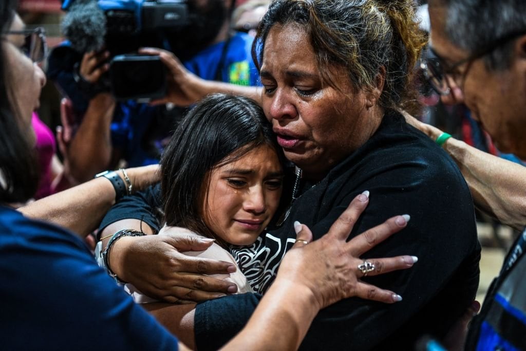 Una mujer abraza a una menor en medio de una vigilia por el ataque en la escuela Robb Elementary en Uvalde, Texas (Foto: Getty)