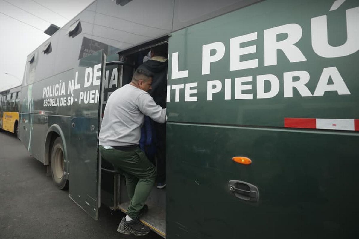 Ciudadano aborda un bus de la Policía Nacional en la Primera de Pro, en el cono norte de Lima | Foto: Lenin Tadeo / @photogec