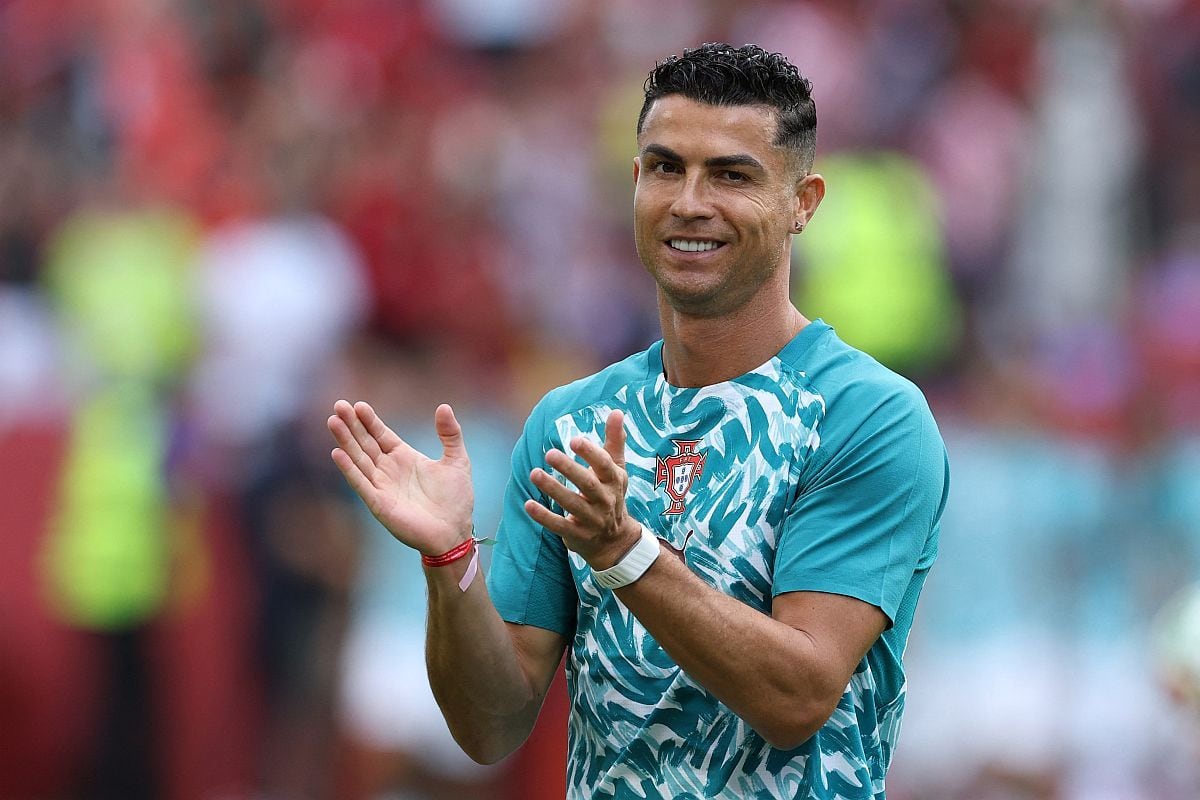 Cristiano Ronaldo, capitán de Portugal, saluda a los aficionados en las tribunas del estadio de Toronto en los minutos previos al inicio del partido contra Croacia por el Mundial 2026 | Foto: Buda Mendes/Getty Images/AFP