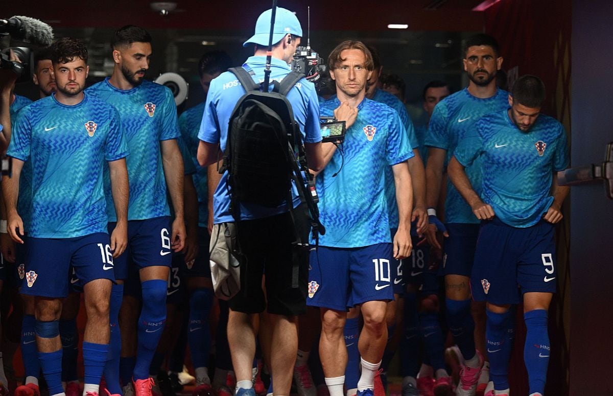 Encabezados por Luka Modric, los jugadores de Croacia salen al campo de juego para realizar el calentamiento previo al arranque del partido | Foto: Drago Sopta / HNS