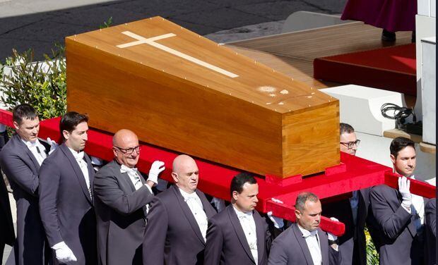 El ataúd del Papa Francisco es trasladado durante la ceremonia fúnebre del pontífice en la Plaza de San Pedro, en la Ciudad del Vaticano, el 26 de abril de 2025 | Foto EFE/EPA/FABIO FRUSTACI