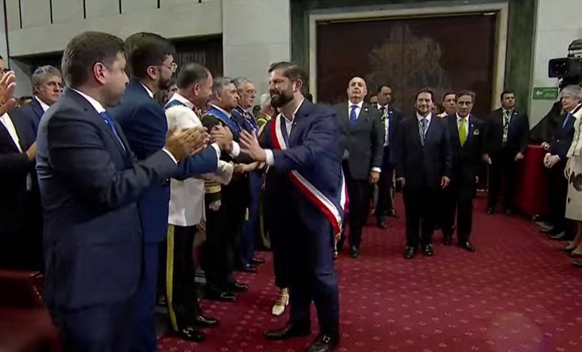 El saliente presidente chileno Gabriel Boric ingresa al Congreso Nacional y saluda a algunas de las personalidades militares, políticas y civiles que están presentes | Captura de video