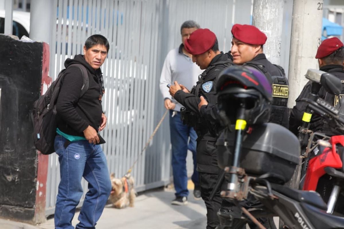 Agentes de la PNP realizan operativo de control de identidad a los ciudadanos en el cruce de la avenida La Marina con Faucett | Foto: Violeta Ayasta / @photo.gec