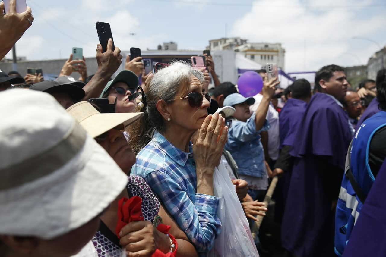 Miles de personas acompañan la imagen del Señor de los Milagros en modo de peregrinación. Fotos: Cesar Campos/ @photo.gec