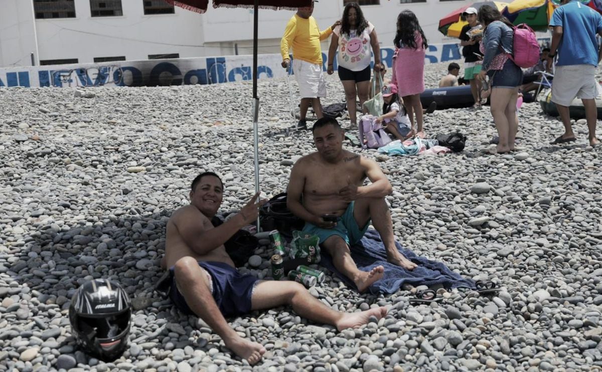 Familias y grupos de amigos llegaron a la playa Chucuito , en el Callao , para celebrar Año Nuevo y disfrutar del verano | Foto: Joel Alonzo/ @photo.gec
