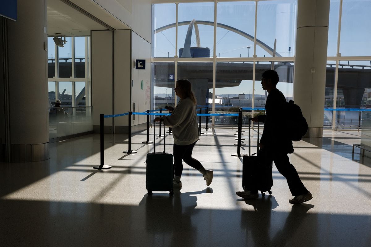 Pasajeros caminan hacia un puesto de control de seguridad de la TSA durante su viaje en el Aeropuerto Internacional de Los Ángeles, el 26 de noviembre de 2025 (Foto: Patrick T. Fallon / AFP)