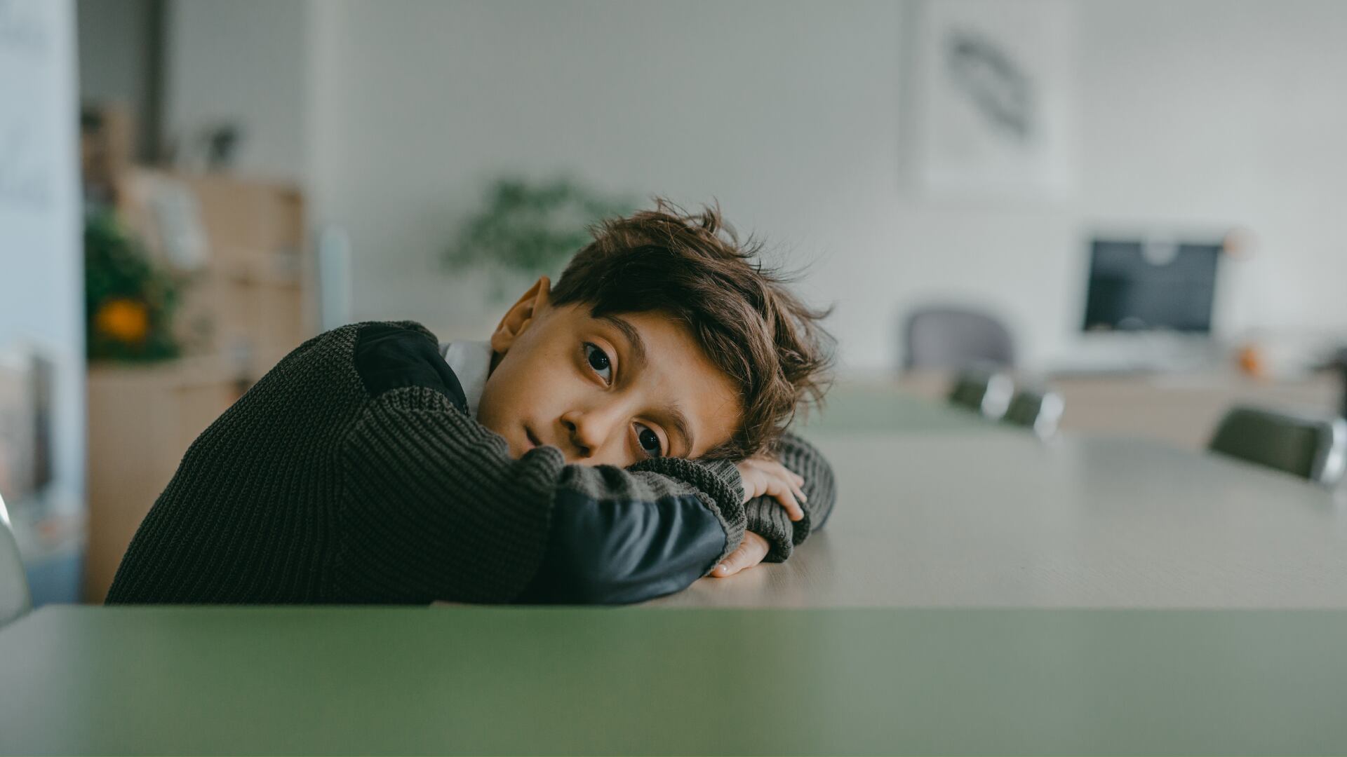 ¿Tu hijo siente que no le prestan suficiente atención? Probablemente esté atravesando el síndrome del hijo del medio.